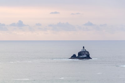 建在岩石峭壁上，四面环海